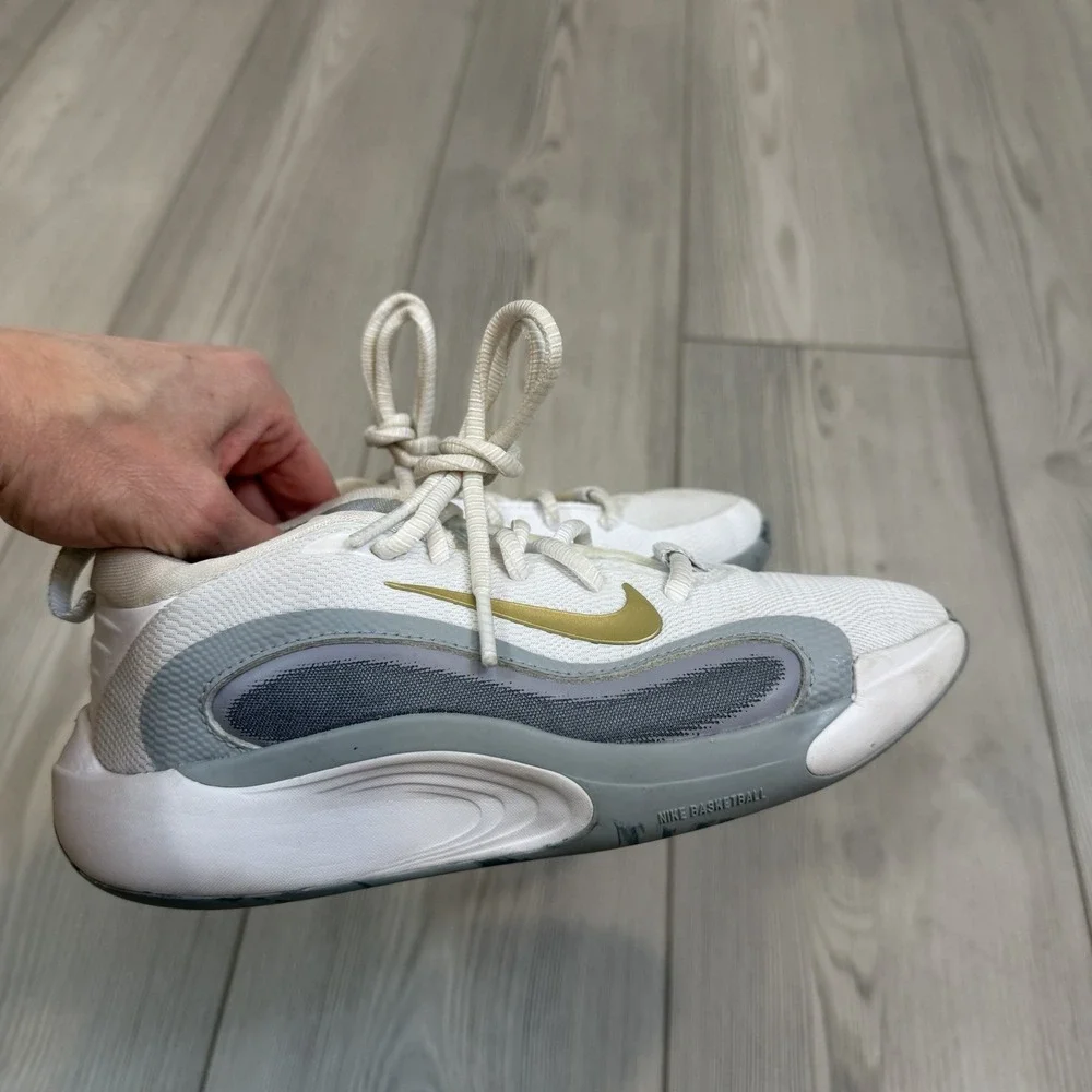 Nike IsoFly Sneaker Youth White Gray Basketball Shoes FN4384-100 Size 2Y
